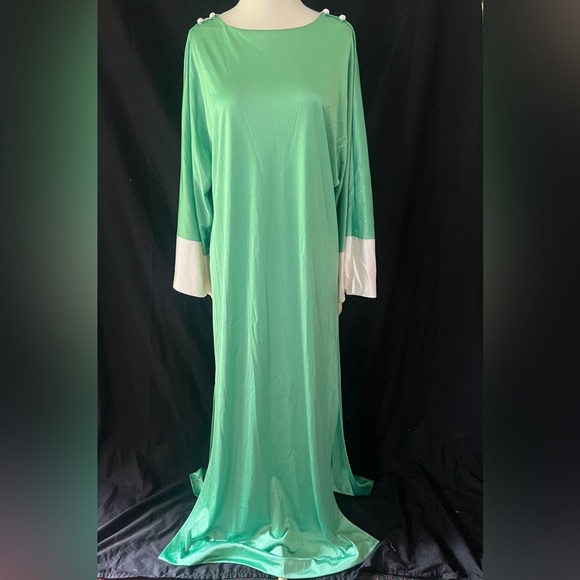 NWT Vintage Vanity Fair Gown Lounge Wear Size Small Green/White